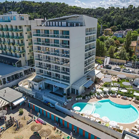 Nautilus Family Hotell 4*